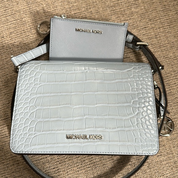 Michael Kors crossbody with wallet - Picture 1 of 8